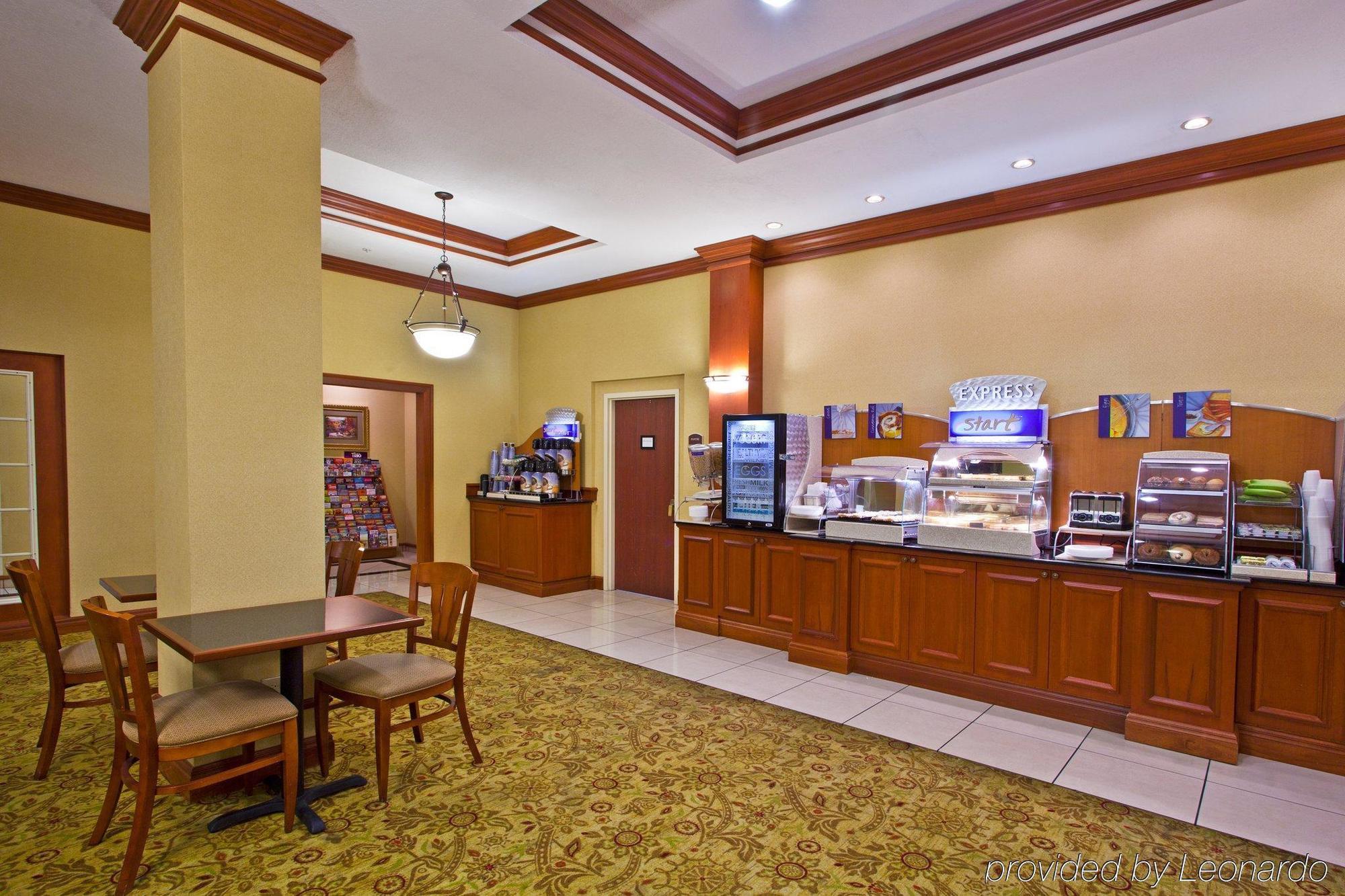 Holiday Inn Express Hotel & Suites Tampa-Fairgrounds-Casino, An Ihg Hotel Restaurant photo
